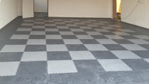 Fertiger Garagenboden mit PVC Fliesen.