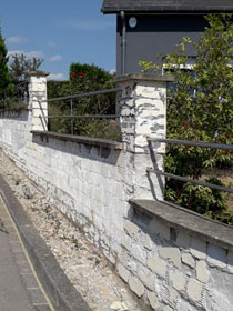 Vorbereitungen zur Sanierung einer Mauer