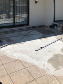 Der Untergrund der Terrasse wird vorbereitet